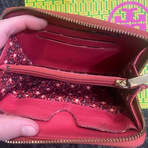 Rare Vintage Pink Tory Burch Robinson Wallet with Gold Emblem✨ - Picture 4 of 8